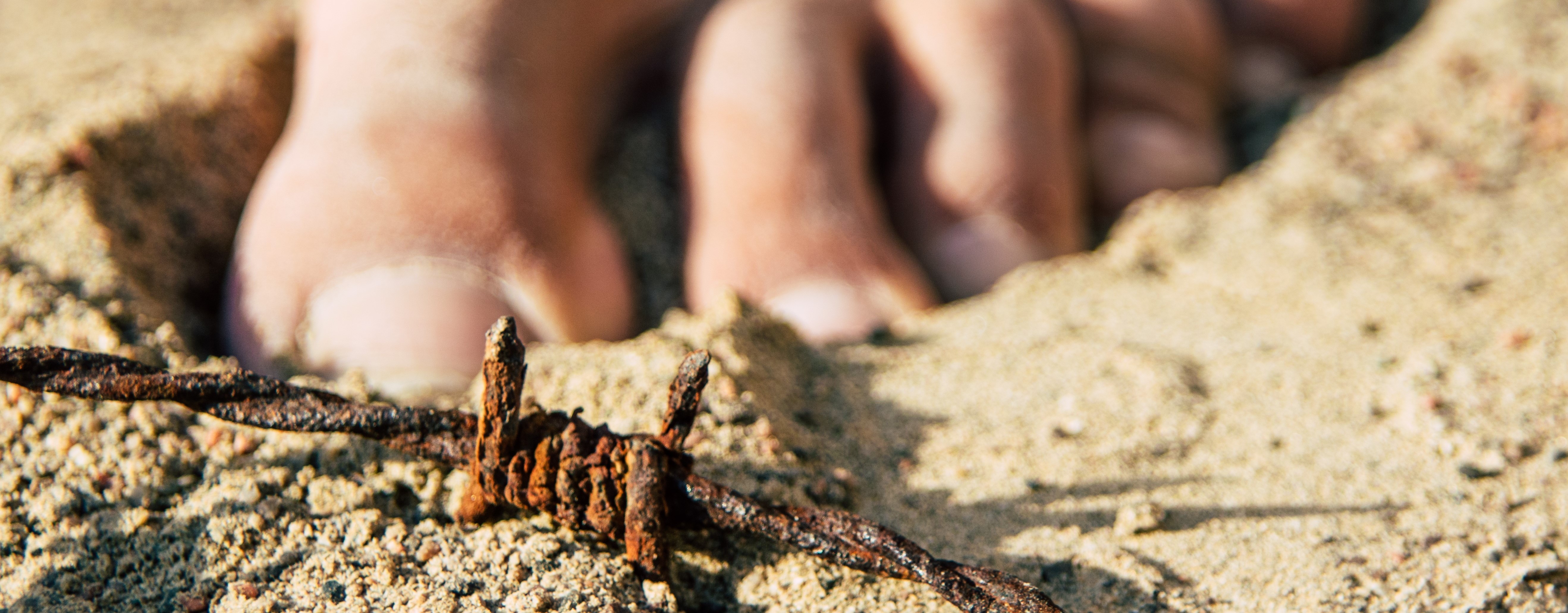 Der Riskante Schritt, Stacheldraht im Sand, barfuß