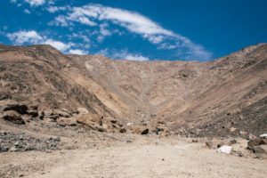 Lunahuana-Peru-kleine-Oase-eingebettet-in-kahle-steinige-Berge-barfuß