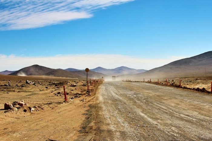 BarfussUmDieWelt-JonathanvonRosenberg-Grundschritt-Chile-Wüste-Atacama-LKW-trampen-barfuß