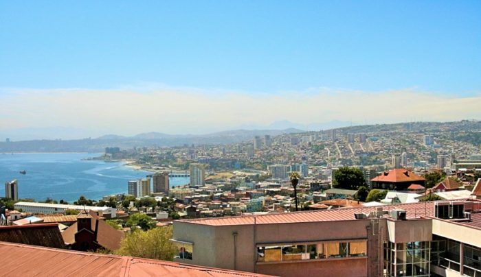 BarfussUmDeWelt-JonathanvonRosenberg-Der-Bunte-Schritt-Valparaiso-Chile-Aussicht-barfuß