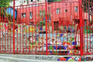 BarfussUmDieWelt-JonathanvonRosenberg-KataleyavonRosenberg-Chile-Valparaiso-Straßenkunst-Kunst-Kindergarten-barfuß