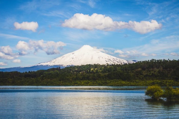 BarfussUmDieWelt-JonathanvonRosenberg-Unbeschwerte-Schritt-Chile-Villarrica-Vulkan-See-barfuß